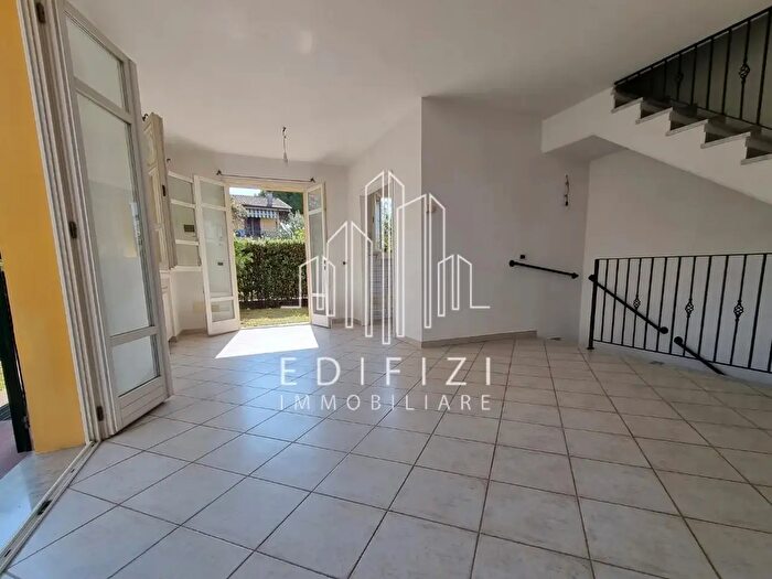 Casa con 6 locali in vendita in Massa