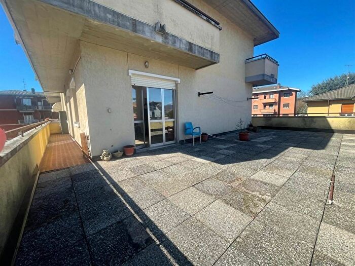 Appartamento trilocale in affitto in Via sant Alessandro, Castronno