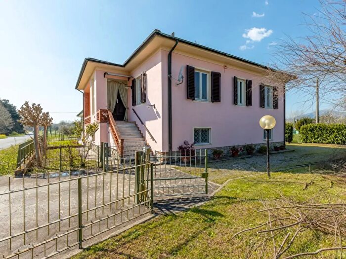 Casa con 8 locali in vendita in Via Pisana, Lucca