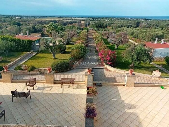 Casa con 6 locali in vendita in Carovigno