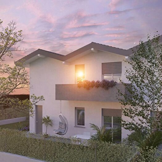 Casa quadrilocale in vendita in Via Piemonte, Lomazzo