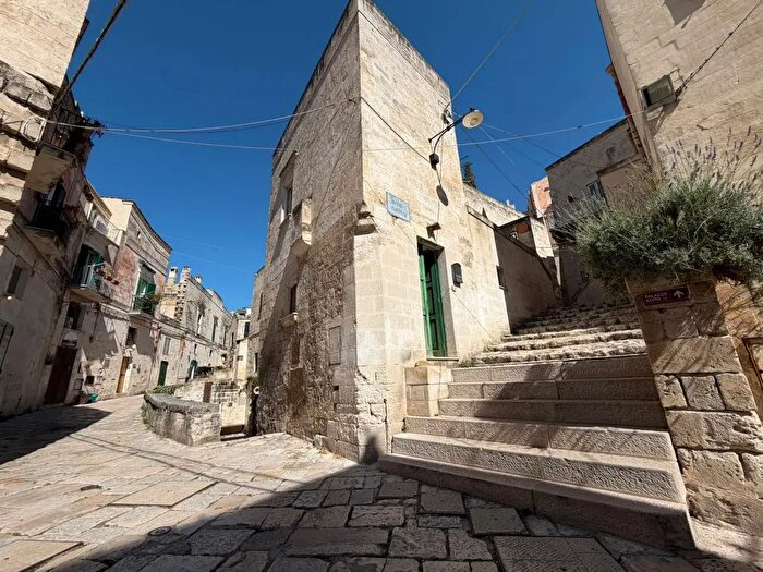 Casa con 6 locali in vendita in Via Fiorentini, Matera
