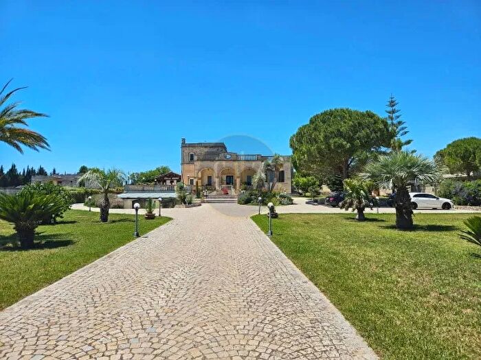 Casa con 6 locali in vendita in Scorrano