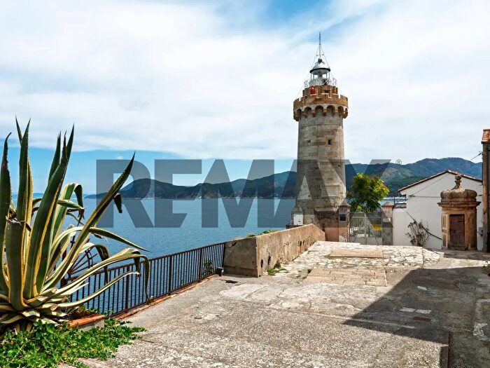 Appartamento con 8 locali in vendita in Via della Stella, Portoferraio