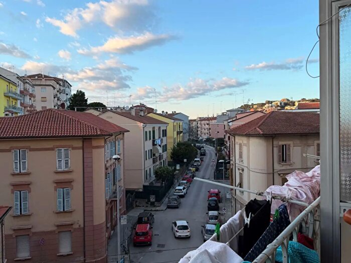 Appartamento con 6 locali in vendita in Viale Cristoforo Colombo, Ancona