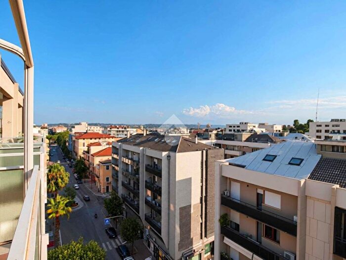 Appartamento con 6 locali in affitto in Viale Giovanni Bovio, Viale Bovio Piazza Duca degli Abruzzi, Pescara