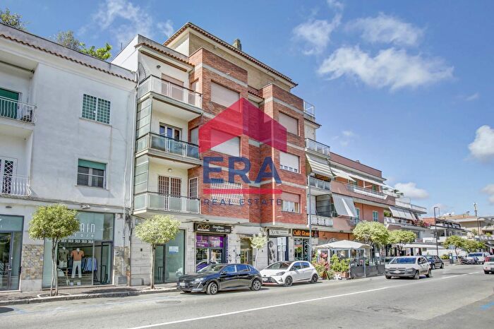 Appartamento trilocale in vendita in Via Roma, Pomezia