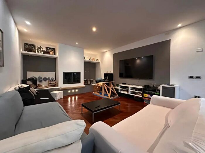 Appartamento con 9 locali in vendita in Cascina