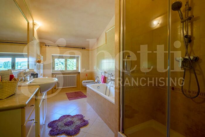 Appartamento con 6 locali in vendita in Via delle Laudi Snc, Gubbio