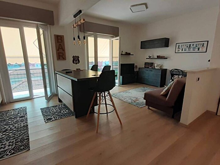 Appartamento trilocale in affitto in Marina di Massa Centro, Massa