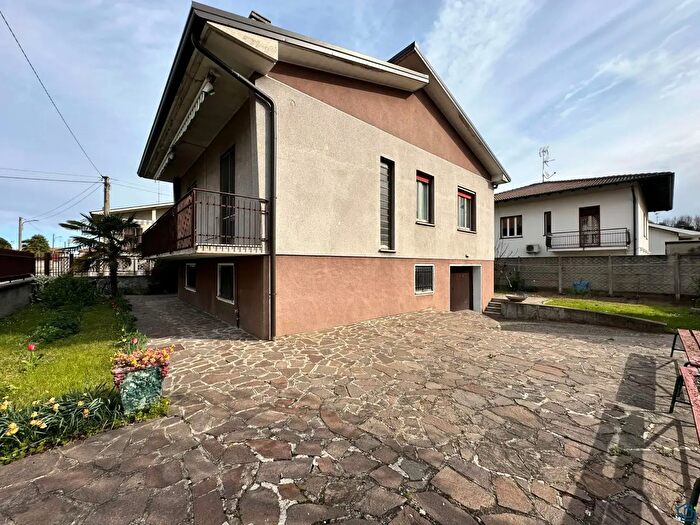 Casa trilocale in vendita in Via Lombardia, Castano Primo