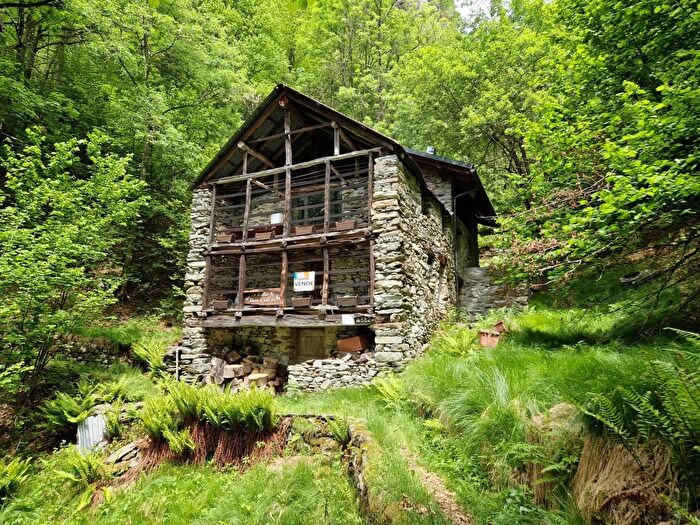 Casa quadrilocale in vendita in Strada Comunale per Borre Boccioleto Vercelli, Boccioleto