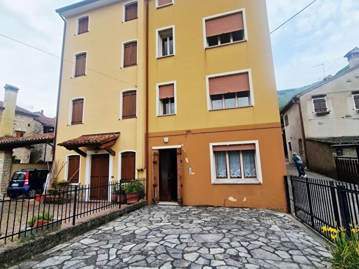 Casa con 8 locali in vendita in Revine Lago