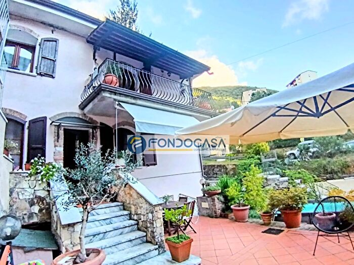 Casa quadrilocale in vendita in Via Carriona di Ravaccione, Carrara