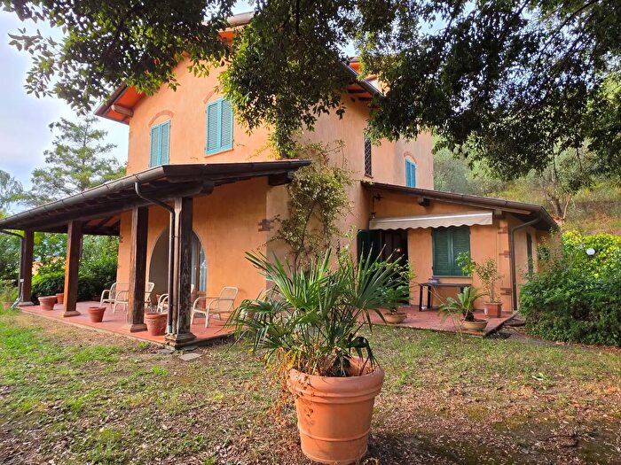 Casa con 9 locali in vendita in Via Volturno, Pietrasanta