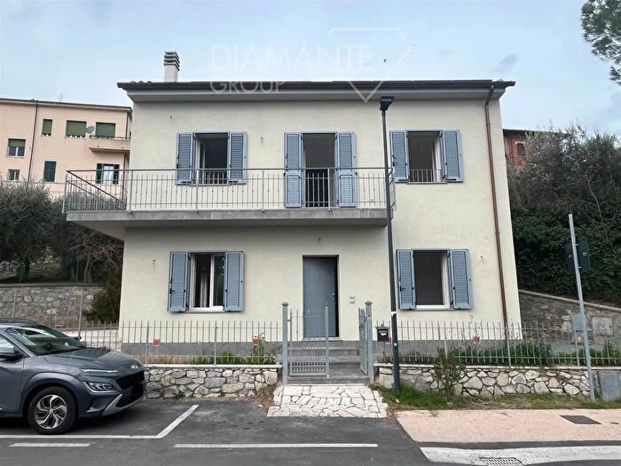 Casa con 8 locali in vendita in Castiglione Del Lago