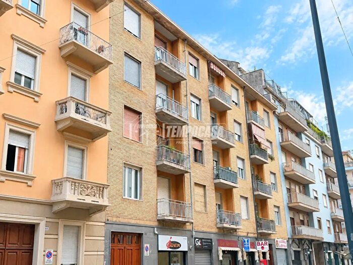 Appartamento trilocale in vendita in Via Carlo Capelli, Torino
