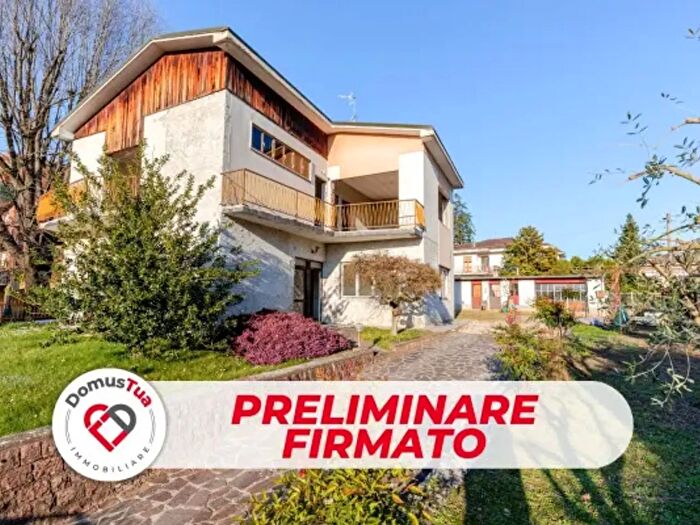 Casa con 6 locali in vendita in Via C B Cavour, Venegono Inferiore