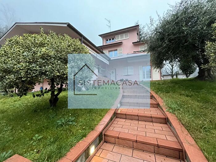 Casa con 8 locali in vendita in Via Roma, Dovadola