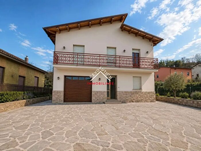 Casa con 10 locali in vendita in Via Bruno Buozzi, Pietralunga