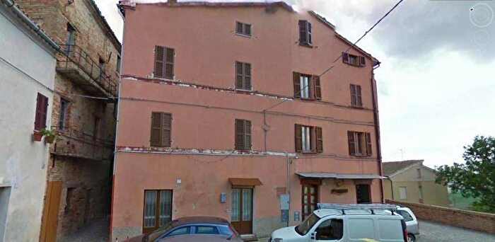 Casa con 6 locali in vendita in Colmurano