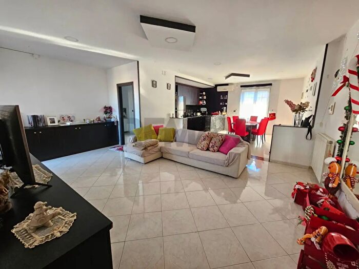 Casa con 9 locali in vendita in Cardito