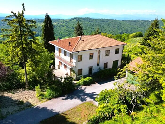 Casa con 6 locali in vendita in Mombarcaro