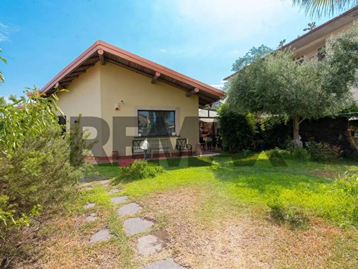Casa con 6 locali in vendita in Via Verona, Mascalucia