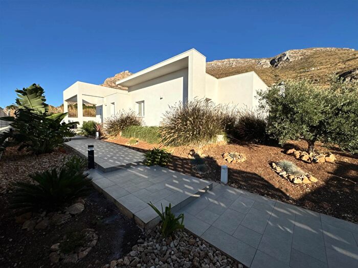 Casa con 5 locali in vendita in Via Camilla, Erice