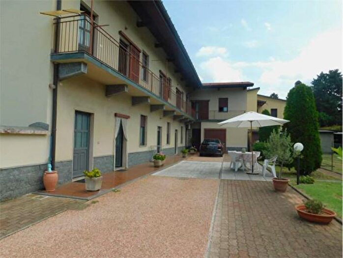 Casa con 6 locali in vendita in Via Aprile, Casorate Sempione