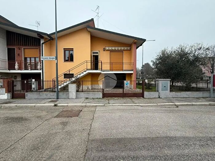Casa quadrilocale in vendita in Via Giovanni Omodeo, Cremona