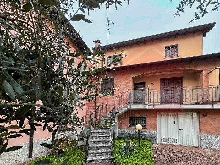 Casa quadrilocale in vendita in Via Carminati, Lacchiarella