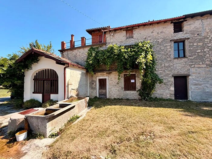 Casa quadrilocale in vendita in Frazione Campo Comune, Ormea