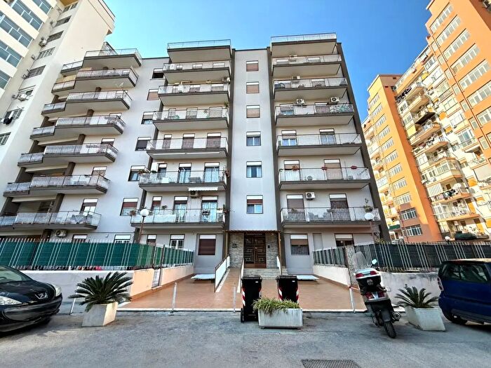 Appartamento trilocale in affitto in Via Emerico Fazio, Palermo