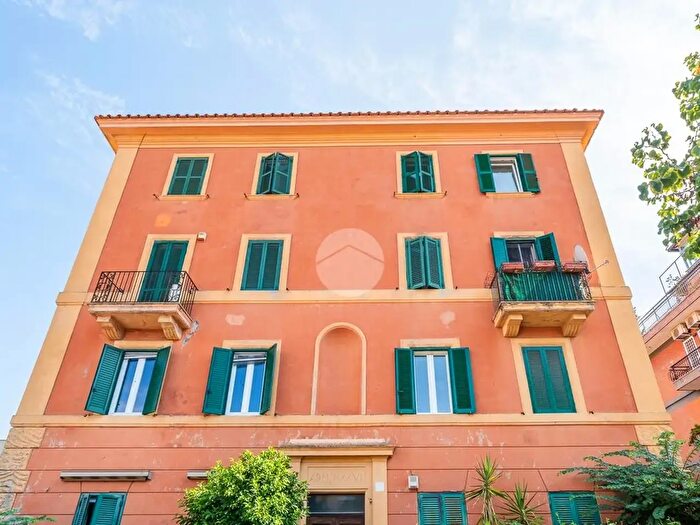 Appartamento trilocale in vendita in Via Morlupo, Roma