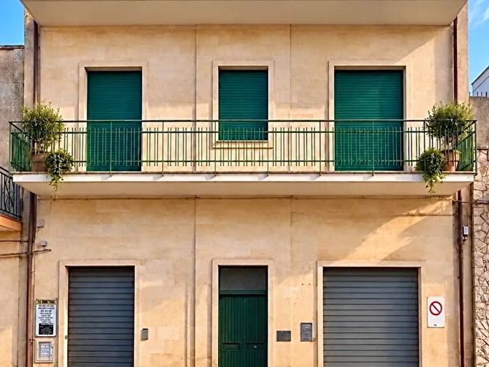 Casa con 12 locali in vendita in Maglie