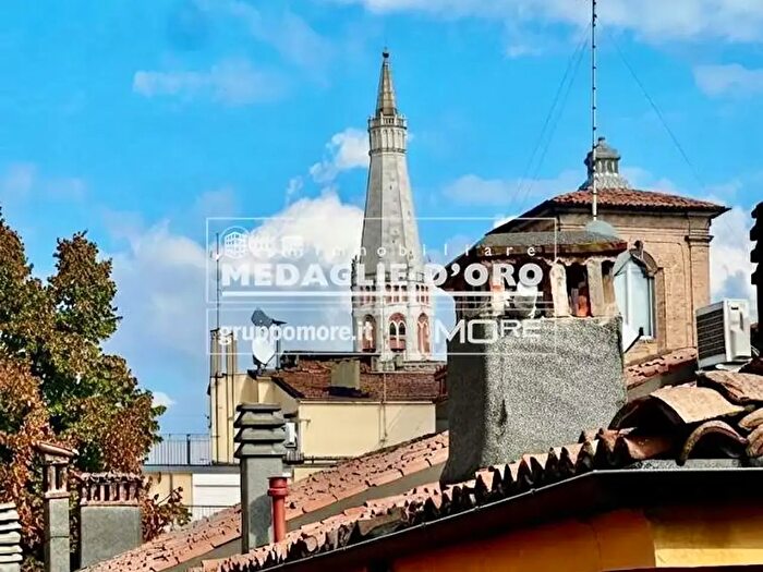 Appartamento con 5 locali in vendita in Via Balugola, Modena