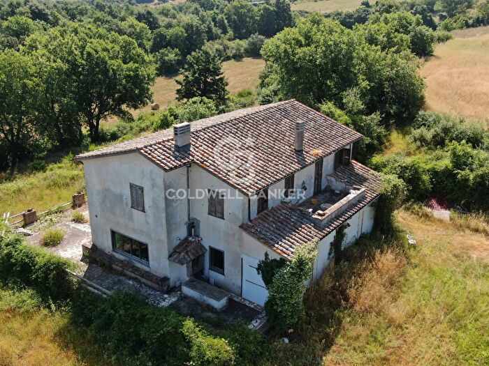 Casa con 9 locali in vendita in Località Poggio del Castagno Snc, Onano