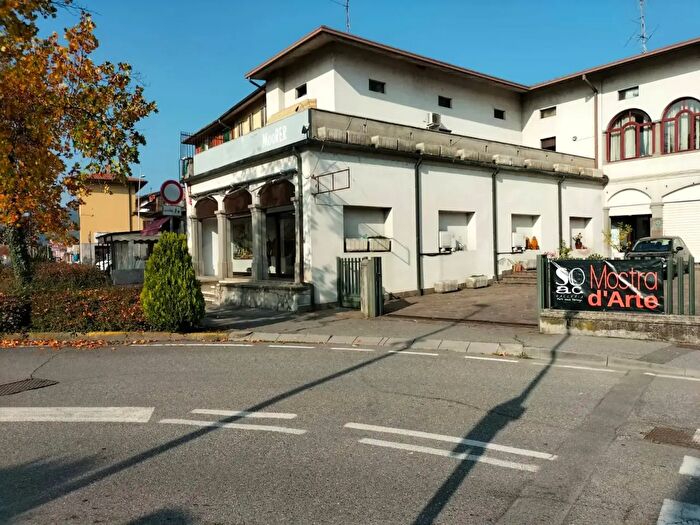 Casa con 6 locali in vendita in Piazza Marconi, Capriolo