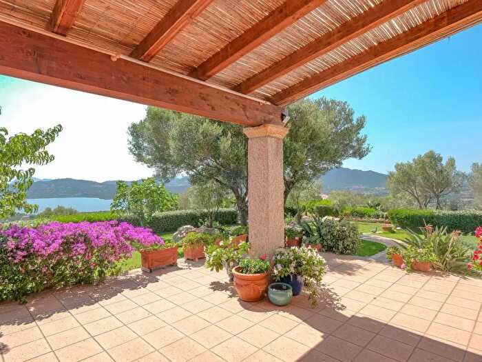 Casa con 7 locali in vendita in Via degli Orti, Olbia