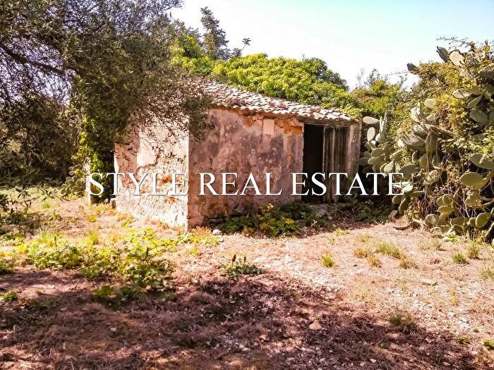 Casa con 8 locali in vendita in Via Isola, Siracusa