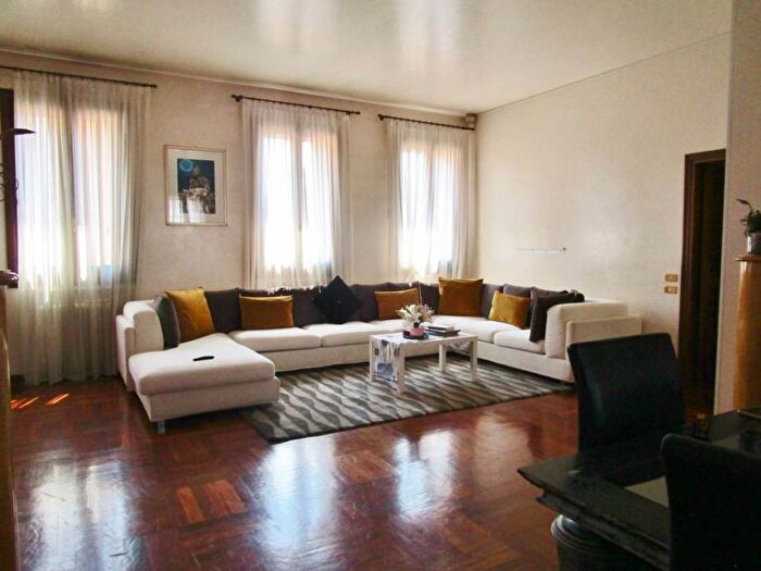 Appartamento con 5 locali in affitto in Piazza Araceli, Centro Storico, Vicenza