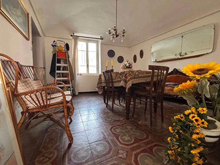 Casa con 7 locali in vendita in Paderna