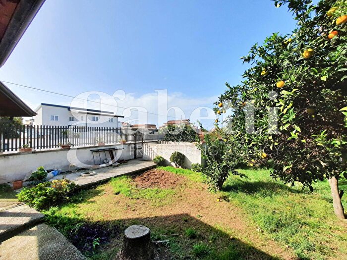 Casa con 8 locali in vendita in Via Vicinale Masseria Vecchia, Giugliano In Campania