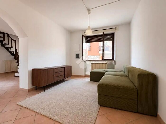 Casa con 6 locali in vendita in Via Cairoli, Cameri