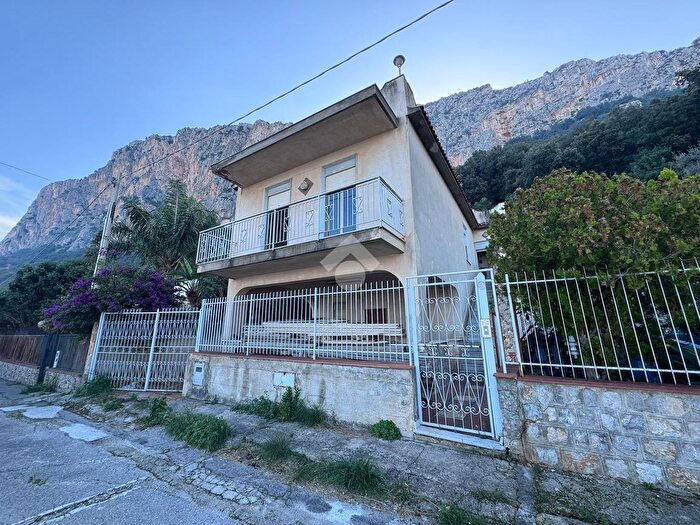 Casa quadrilocale in vendita in Via Vercelli, Carini