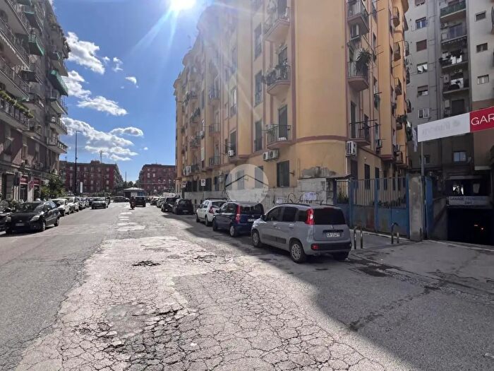 Appartamento trilocale in vendita in Via Pignatelli, Napoli