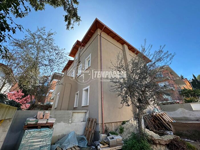 Appartamento trilocale in vendita in Via Acquapendente, Roma