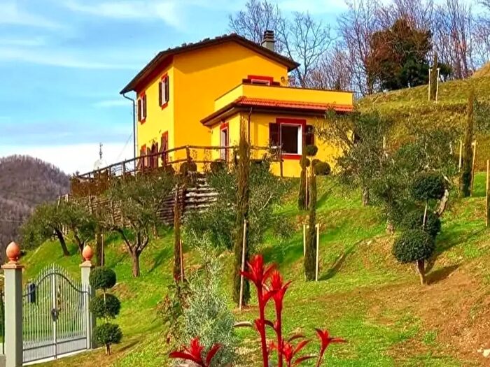 Casa quadrilocale in vendita in Fivizzano
