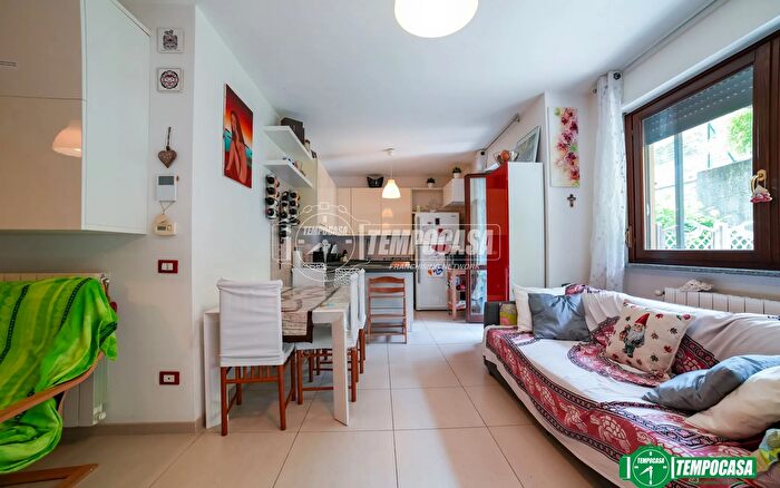 Appartamento trilocale in vendita in Via Francesco Petrarca, Arona